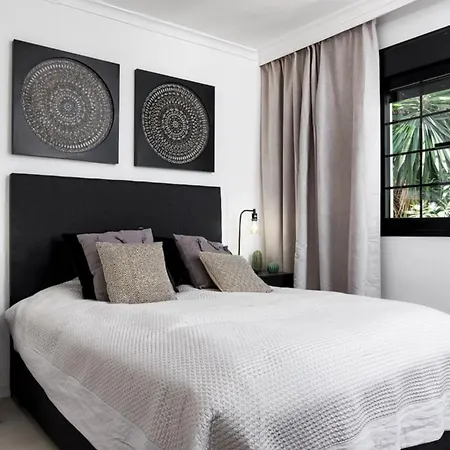 Classic Architecture And Privately Positioned Appartement