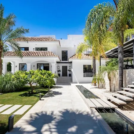 Classic Architecture And Privately Positioned Apartamento