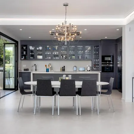 Classic Architecture And Privately Positioned Apartamento *