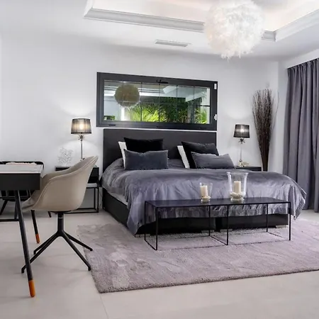 Apartment Classic Architecture And Privately Positioned *