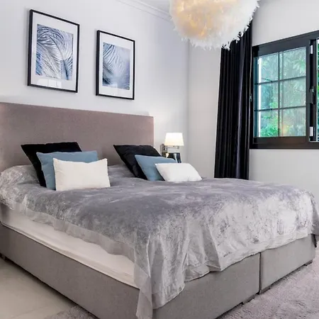 Classic Architecture And Privately Positioned Apartment *