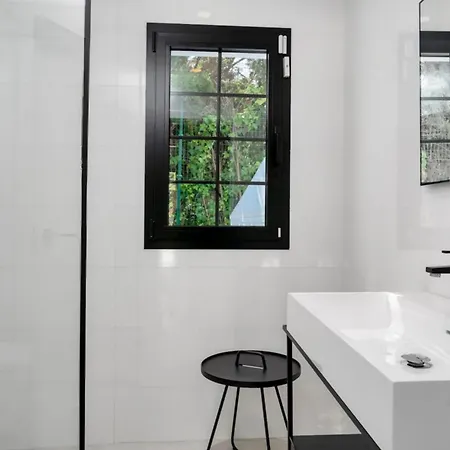 Classic Architecture And Privately Positioned Apartment