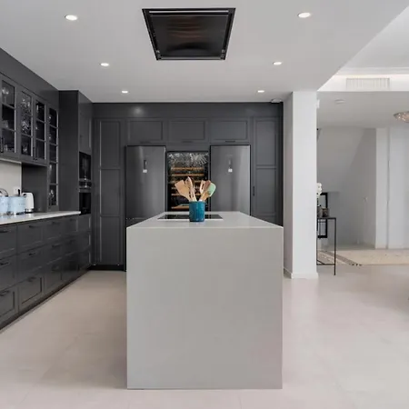 Classic Architecture And Privately Positioned Apartment